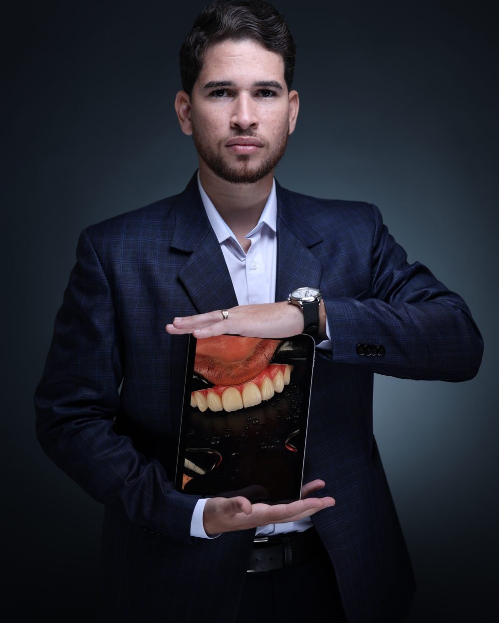 Dr. Lucas Freitas apresentando um planejamento de sorriso